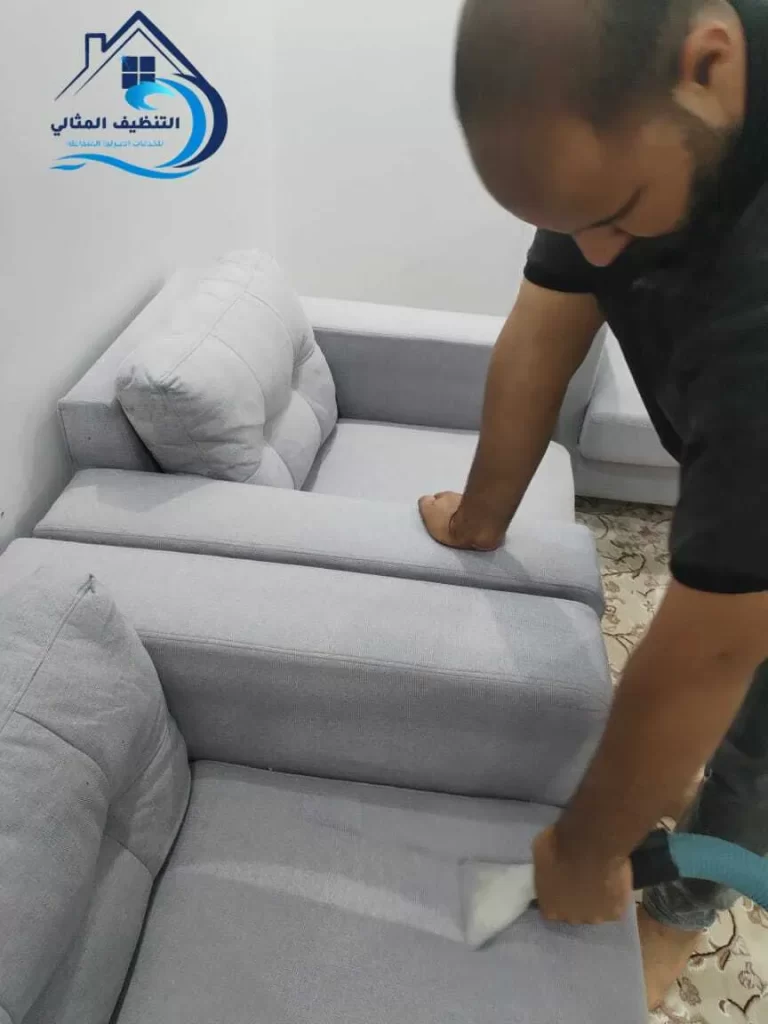 عامل تنظيف منازل