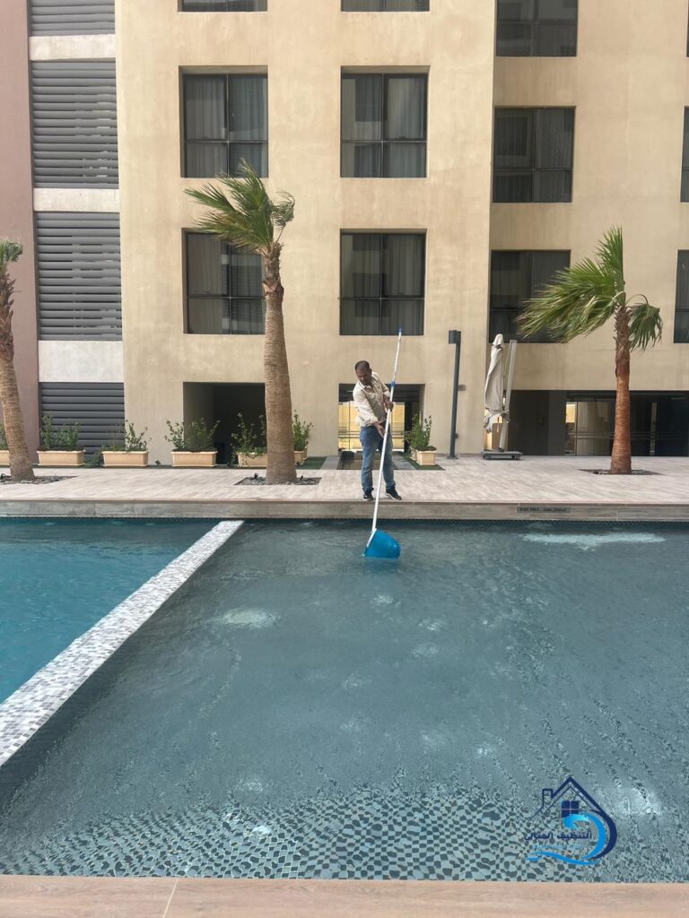 لتنظيف المسابح