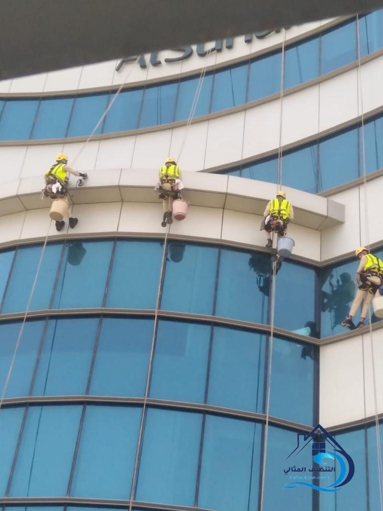 تنظيف واجهات زجاج